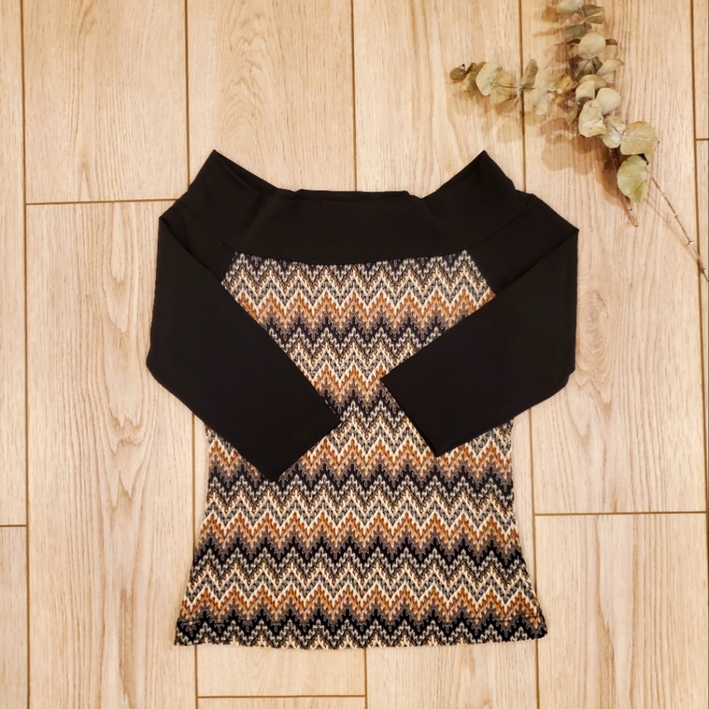 TAMPA size M pattern knit blouse, off shoulder